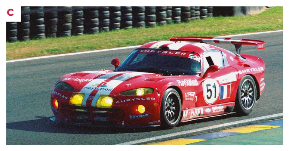 C. Die Viper wurde unter der Marke Dodge entwickelt, welche auf dem europäischen Markt nicht vertreten ist, sodass sie in Europa als Chrysler vertrieben wird. Für die Rennversion gilt dieselbe Regelung.© IXO Collections SAS - Tous droits réservés. 