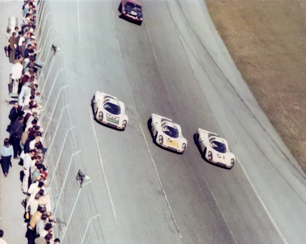 Eine spektakuläre Parade der drei Porsche 907 LH des offiziellen Porsche-Teams bei den 24 Stunden von Daytona im Februar 1968. Das von Steinemann und Spoerry gefahrene „private” Auto musste aufgrund eines Unfalls das Rennen aufgeben. © IXO Collections SAS - Tous droits réservés.&nbsp;