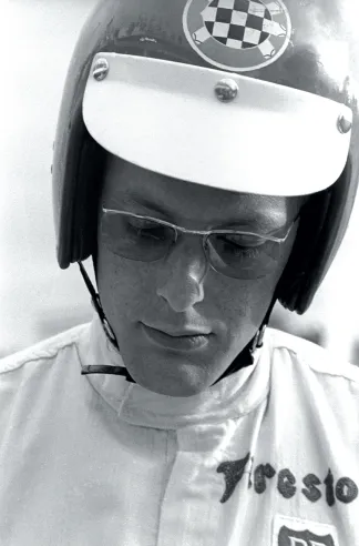 Nahporträt von Gianwirco, besser bekannt als „Rico“, Steinemann. Bevor er Rennfahrer wurde und das Rennteam Tartaruga gründete, berichtete er viele Jahre lang als Journalist über den Motorsport. 1963 gehörte er zu einer Gruppe, die das Magazin Powerslide lancierte. © IXO Collections SAS - Tous droits réservés.&nbsp;