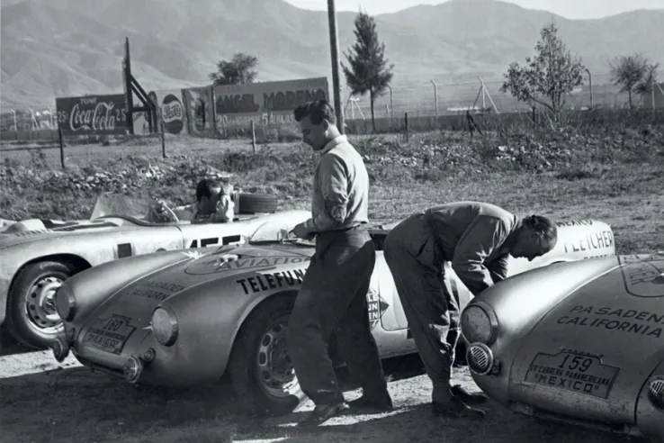 Bei der Carrera Panamericana 1953 traten zwei 550 Spyder neben den beiden Coupés an, waren jedoch gezwungen aufzugeben. © IXO Collections SAS - Tous droits réservés. 