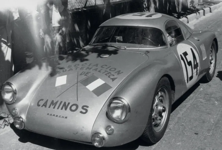 Die beiden 550 Coupés, die 1953 an der Carrera Panamericana teilnahmen, wurden von der Asociación Guatelmateca de Caminos gesponsert, gegründet vom Industriellen und Gentleman-Driver Manfredo Lippmann. © IXO Collections SAS - Tous droits réservés. 