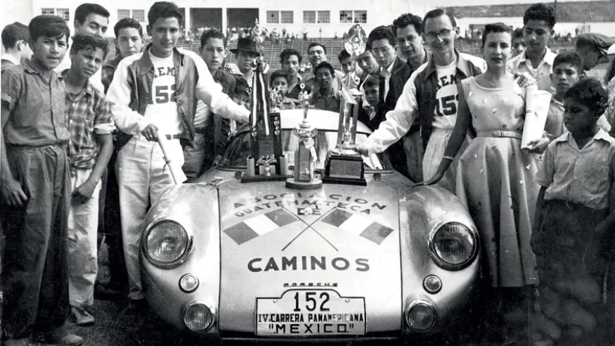 Die Guatemalteken Carlos A. González und José Sala Herrarte Ariano posieren neben dem 550 Coupé, mit dem sie die Klasse 1.100 bis 1.600 ccm gewonnen haben. © IXO Collections SAS - Tous droits réservés. 