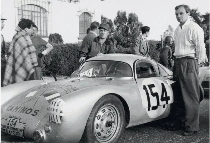 Oben: Antonio Asturias Hall (links) und Jaroslav Juhan posieren neben ihrem Porsche 550 Coupé vor dem Start des Panamericana-Rennens 1953. © IXO Collections SAS - Tous droits réservés. 