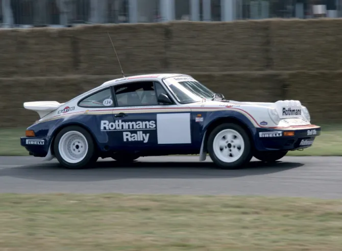 A 911 SC RS from the official Rothmans-Porsche team, seen here at the Festival of Speed at Goodwood in 2006.© IXO Collections SAS - Tous droits réservés.