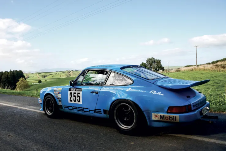 Quite unusually, the 911 SC RS models raced for a very long time. Pictured here is a model used by New Zealander Mark Hellier in the 2016 Rotorua Rally.© IXO Collections SAS - Tous droits réservés.