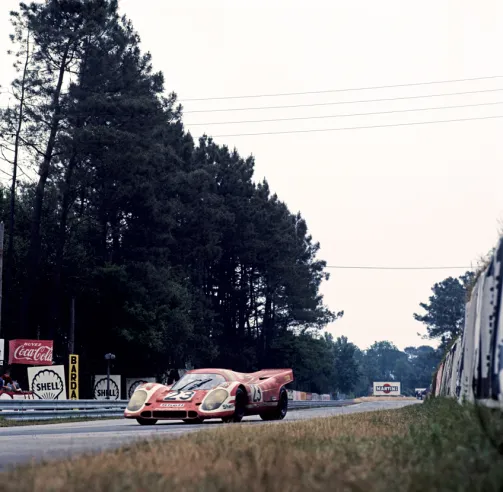 In 1971, during the 24 Hours of Daytona, the Porsche 917K No. 2 with Pedro Rodriguez and Jackie Olivier, future winners, battled with their direct rival, the Ferrari 512, this being the 512 M from Luigi Chinetti's NART team.© IXO Collections SAS - Tous droits réservés.