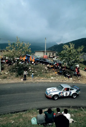Pictured here is the 911 Carrera RSR from Martini Racing, driven by Herbert Müller and Gijs van Lennep, on its way to victory in the 1973 Targa Florio.© IXO Collections SAS - Tous droits réservés.
