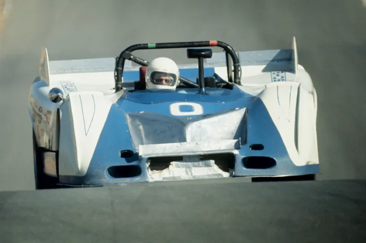 Im Laufe des Jahres 1971 wurde der 917 PA weiterentwickelt und mit zusätzlichen Seitenflügeln an der Heckklappe versehen. Auf diesem Bild ist er bei einem Rennen in Riverside zu sehen, gefahren von Milt Minter, der den sechsten Platz belegte.© IXO Collections SAS - Tous droits réservés.