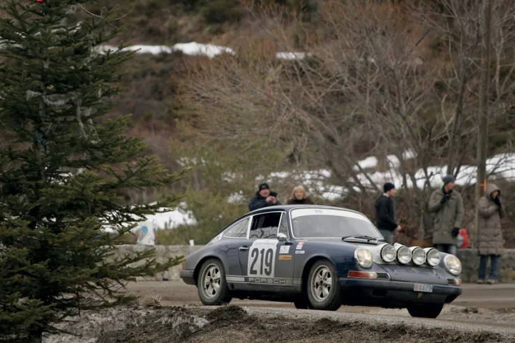 A Porsche 911 S 2.2 from the early 1970s participating in the 2009 Monte Carlo Historic Rally.© IXO Collections SAS - Tous droits réservés. 
