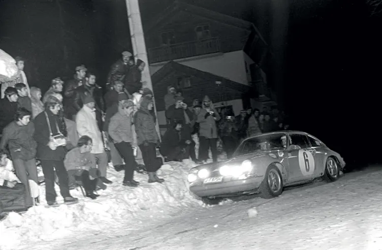 Björn Waldegård and Helmér's 911 during one of the night stages of the 1970 Monte Carlo Rally. The team chose keep the road tyres, which gave them a decisive advantage in dry conditions.© IXO Collections SAS - Tous droits réservés. 