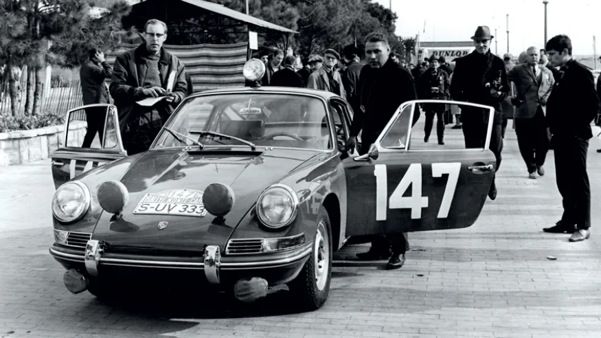 The first 911 to compete in the Monte Carlo Rally was this 2-litre “S” driven by Herbert Linge and Peter Falk, who finished fifth in 1965.© IXO Collections SAS - Tous droits réservés. 