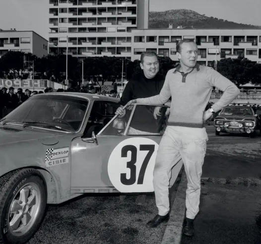 Björn Waldegård (right) and Lars Helmér (left) next to the 2-litre 911 S that they drove in the 1969 Monte Carlo Rally (then part of the European Championship), which they went on to win.© IXO Collections SAS - Tous droits réservés. 