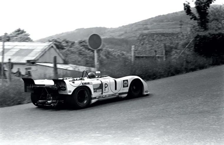 Der LH 908/2 Flunder stürmte bei den 24 Stunden von Le Mans 1970 auf die Ziellinie zu und belegte den dritten Platz in der Gesamtwertung und den ersten Platz in der Kategorie Prototypen.© IXO Collections SAS - Tous droits réservés. 
