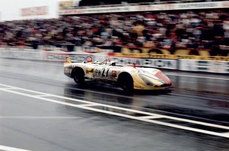 Die KH Version des 908/2 Flunder war bis Mitte der 1970er Jahre aktiv und erzielte viele gute Ergebnisse, aber nur wenige Siege. Hier belegen Helmut Marko und Gérard Larrousse den fünften Platz beim 1000-km-Rennen auf dem Nürburgring 1970.© IXO Collections SAS - Tous droits réservés. 