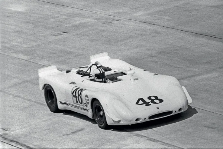 1970 wurde der Schauspieler und Rennfahrer Steve McQueen am Steuer eines 908/2 Flunder KH Zweiter bei den 12 Stunden von Sebring.© IXO Collections SAS - Tous droits réservés. 