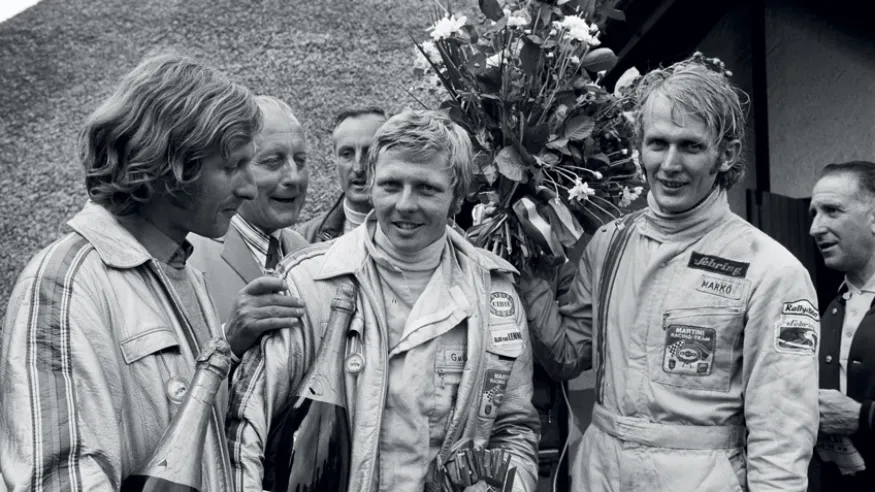 Oben: Helmut Marko (rechts) feiert mit seinem Teamkollegen Gijs van Lennep ihren Sieg bei den 24 Stunden von Le Mans 1971. Unten: Rudi Lins im Jahr 2014.© IXO Collections SAS - Tous droits réservés. 