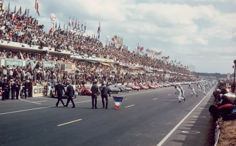 Départ des 24 Heures du Mans 1965 (où Ferrari et Ford sont en tête de grille), seule édition de la classique française ayant vu la participation de deux 904 à six cylindres.© IXO Collections SAS - Tous droits réservés. 