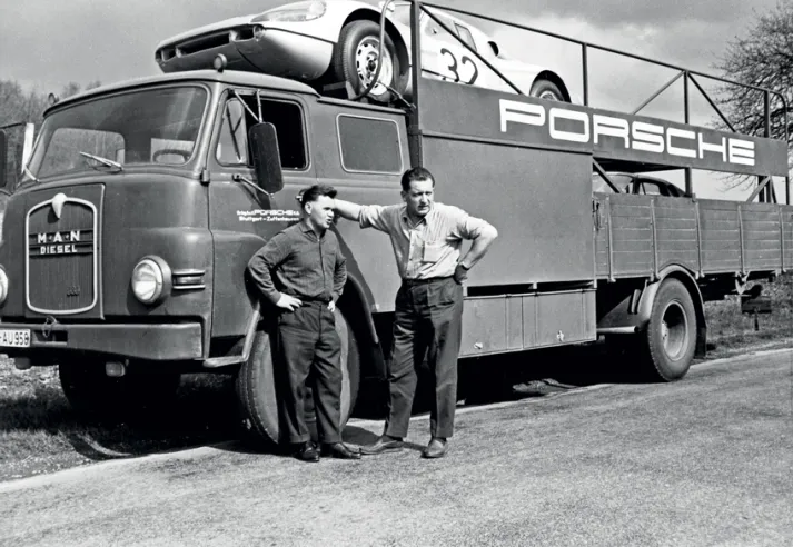 Les mécaniciens Valentin Schäffer et Karl Dubies près du camion qui transporte une 904 aux essais du Mans en 1964.© IXO Collections SAS - Tous droits réservés. 