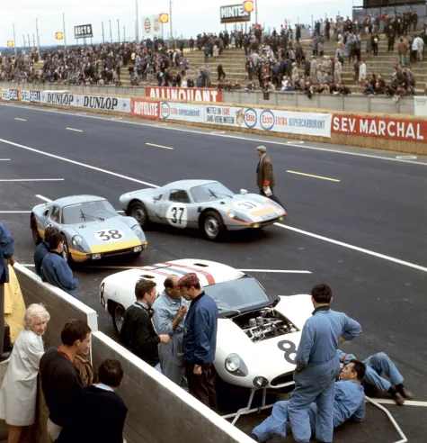 Sept 904 participent aux 24 Heures du Mans 1965 dont des GT à 4 cylindres de 2 litres. Les voitures n° 37 et n° 38 sont engagées par des écuries privées.© IXO Collections SAS - Tous droits réservés. 