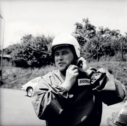 Herbert Linge en 1965 lors d’une journée d’essais à Weissach où Porsche développe depuis des dizaines d’années ses voitures de compétition. Sa carrière est étroitement liée à la marque de Stuttgart avec laquelle il a obtenu ses meilleurs résultats dont plusieurs deuxièmes et troisièmes places à la Targa Florio. © IXO Collections SAS - Tous droits réservés. 