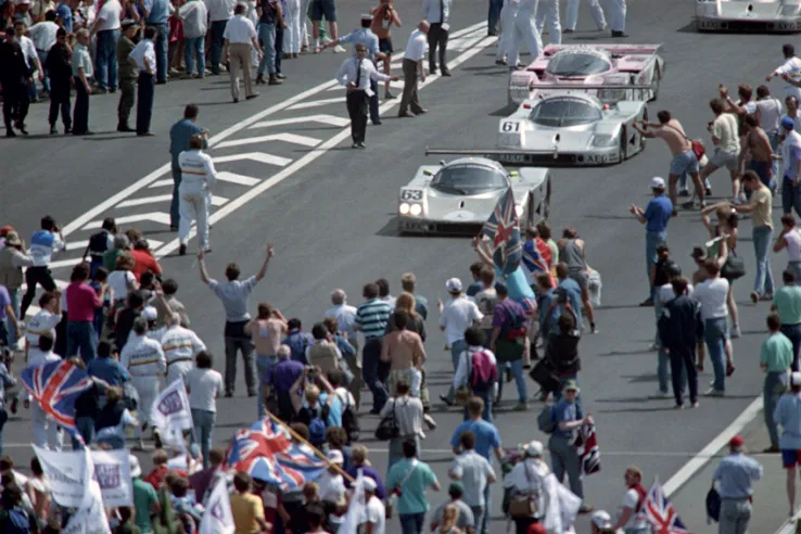 The final parade of the 1989 24 Hours of Le Mans with Stuck and Wollek's Porsche 962 just behind the two Sauber-Mercedes C9s. The gap to the second Sauber was only two laps.© IXO Collections SAS - Tous droits réservés.&nbsp;