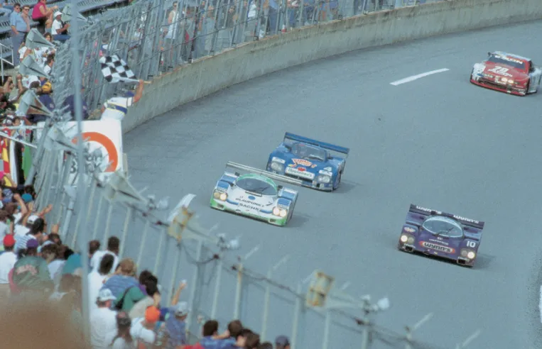 Victory for the No. 7 962C of the Joest Team at the 1991 Daytona 24 Hours, the first round of the IMSA GT Championship. Next to it and behind it are the Porsche 962C of the Wynn's Team (3rd) and the Spice SE99P of Tom Milner Racing (11th).© IXO Collections SAS - Tous droits réservés.&nbsp;