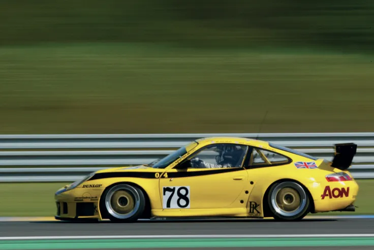 The 911 GT3 RS entered by the British PK Sport team was one of ten cars taking part in the April 2004 test at Le Mans, where it set the 47th fastest time.© IXO Collections SAS - Tous droits réservés. 