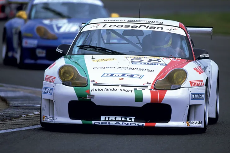 At the 2002 Silverstone 500 km, the best-performing GT3 RS was that of the Autorlando Sport team, finishing 13th overall and second in its class.© IXO Collections SAS - Tous droits réservés. 