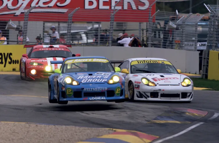 Two 911 GT3 Rs competing on the Adelaide circuit in the final round of the 2000 Le Mans Asia-Pacific Series.© IXO Collections SAS - Tous droits réservés. 