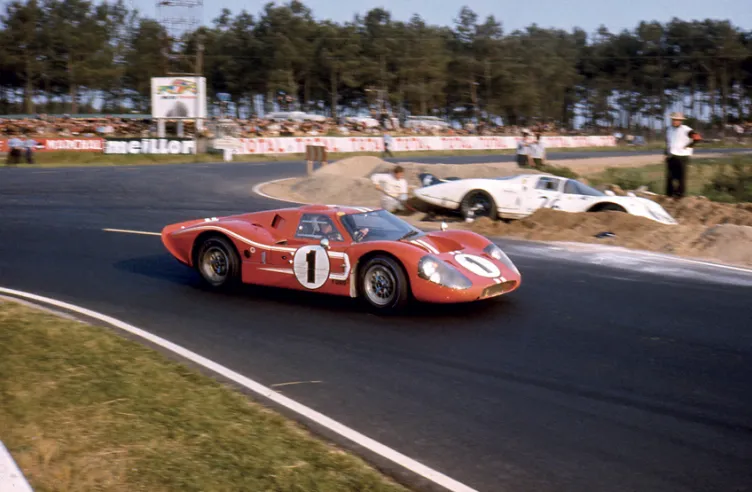 Mit der Fahrgestellnummer J5 war der Mk IV der Sieger der 24 Stunden von Le Mans 1967 und das erste von vier speziell für dieses Rennen konstruierten Autos. Fast wie ein Vorzeichen erhielt er die Startnummer 1. © IXO Collections SAS - Tous droits réservés. 