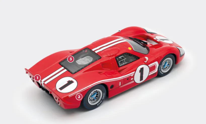 1. Das Heckprofil des Mk IV unterscheidet sich deutlich von dem anderer GT40-Modelle durch seine gerade, viereckige Form. Er verfügt über schwungvollere Linien und einen ausgeprägteren Spoiler, der für einen höheren aerodynamischen Abtrieb sorgt, was in Le Mans von Vorteil war.2. Der Mk IV ist fast 30 cm länger als andere GT40-Modelle, was hauptsächlich auf seine stromlinienförmigere Form zurückzuführen ist, die ihn aerodynamisch effizienter macht.3. Der 7-Liter-V8-Motor, der hier auf 530 PS gesteigert wurde, war ursprünglich mit einem Automatikgetriebe verbunden, das während der Entwicklung durch ein 4-Gang-Schaltgetriebe ersetzt wurde.© IXO Collections SAS - Tous droits réservés. 