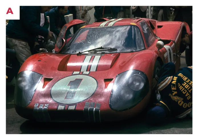 A. Von den vier Mk IV, welche in Le Mans an den Start gingen, sind zwei rot, einer blau und einer gelb. Alle haben einen doppelten Mittelstreifen und weiße Streifen an den Seiten (oder schwarz beim letzten). © IXO Collections SAS - Tous droits réservés. 