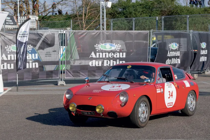 Dieser Abarth Simca 1300 nahm an einer Oldtimer-Veranstaltung auf der Rennstrecke Anneau du Rhin im Elsass teil.© IXO Collections SAS - Tous droits réservés.&nbsp;