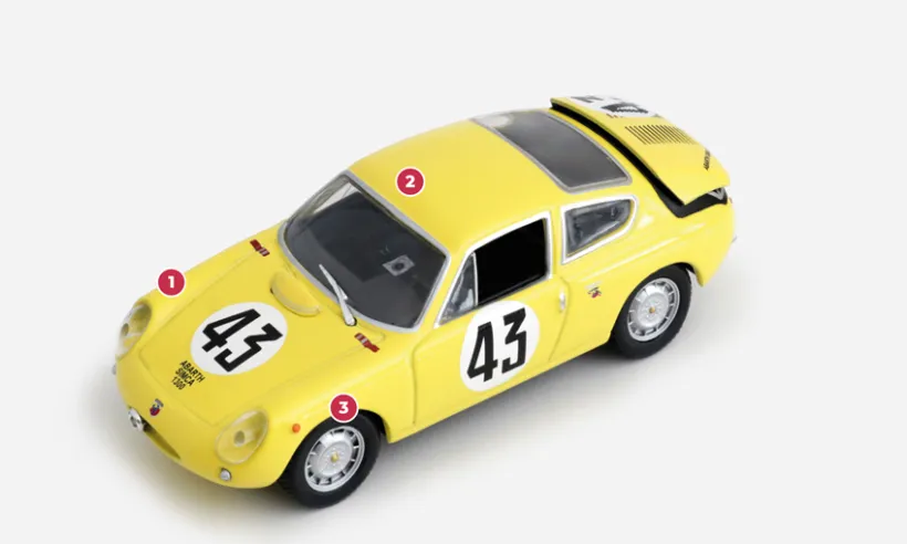 1. Der Stil des 1300 wurde direkt vom Fiat-Abarth 750/1000 Bialbero abgeleitet, der etwas früher mit derselben „All-Rear”-Architektur eingeführt worden war.2. Der kompakte und leichte Abarth-Simca war mehr als 100 kg leichter als das Serienmodell, von dem er abgeleitet war.3. Die Federung verwendet die gleichen Komponenten wie die 1000 Limousine, die wiederum vom Fiat 600 abgeleitet ist, d. h. mit einer transversalen Blattfeder vorne, die sowohl als elastisches Element als auch als Verbindungselement fungiert. © IXO Collections SAS - Tous droits réservés.&nbsp;