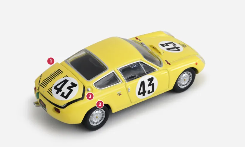 1. Ein charakteristisches Merkmal der Abarth-Coupés ist die große Heckklappe, die zur Verbesserung der Belüftung des Motorraums angelehnt bleiben kann.2. Scheibenbremsen an allen vier Rädern sind eine der bedeutendsten Modifikationen am Fahrgestell des serienmäßigen Simca 1000.3. Der Kraftstofftank befindet sich hinter dem Sitz und nicht wie bei serienmäßigen Autos vorne im Kofferraum.© IXO Collections SAS - Tous droits réservés.&nbsp;