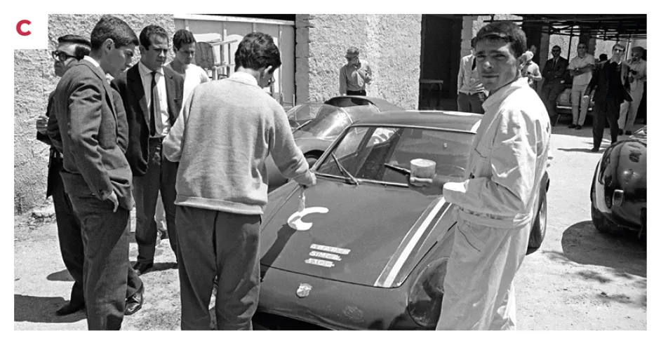 C. Einer der drei Abarth Simca 1300, die 1966 bei der Targa Florio an den Start gingen, erhält seine Startnummer. Das beste Fahrzeug belegte den vierzigsten Platz. © IXO Collections SAS - Tous droits réservés.&nbsp;