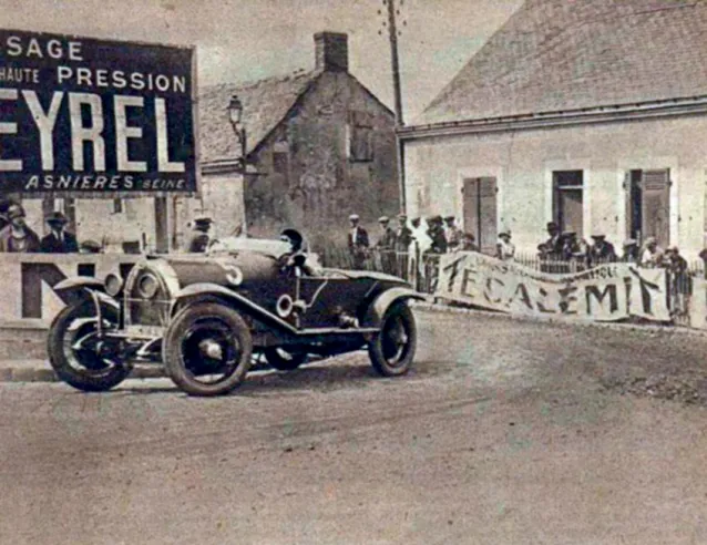 Der B3-6 von Gérard de Courcelles und André Rossignol, der 1925 gewann, ist eines von zehn Autos, das in der Kategorie „über 3 Liter” teilnahm.© IXO Collections SAS - Tous droits réservés. 