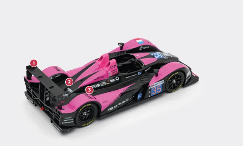 1. Le règlement 2009 impose une réduction de la longueur des ailerons qui sont redessinés pour récupérer de l’efficacité. Pescarolo profite de cette modification pour refondre la totalité de la carrosserie.2. Le châssis en carbone de la Pescarolo 01 ne subit pas de modification notable sur l’Evo. Les principales différences entre les versions LMP1 et LMP2 concernent l’installation du moteur, un V10 Judd de 5,5 litres sur la première.3. La hauteur des ailes et la forme de l’arrière sont retouchées en vue de récupérer de l’appui aérodynamique perdu par la réduction de la taille de l’aileron.© IXO Collections SAS - Tous droits réservés.&nbsp;