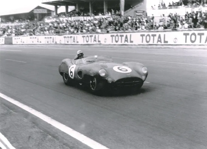 1959 belegte der DBR1 in Le Mans den ersten und zweiten Platz in der Gesamtwertung. Auf dem Bild ist das Auto mit der Startnummer 6 zu sehen, das von Maurice Trintignant und Paul Frère gefahren wurde und mit weniger als einer Runde Rückstand auf die Sieger Shelby und Salvadori ins Ziel kam.© IXO Collections SAS - Tous droits réservés. 