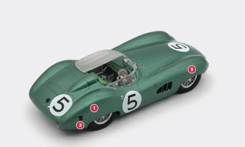 1. Die Aerodynamik der Karosserie wurde so entwickelt, dass der Luftstrom von den Rädern weggeleitet wird, ähnlich wie bei den aktuellen Jaguar-Modellen des Typs D. Ein wesentliches Merkmal dieses Designs ist die teilweise Verkleidung der Hinterräder.2. Das Federungssystem wurde größtenteils vom DB3S übernommen, ebenso wie die De-Dion-Hinterachse.3. Die Bremsscheiben, die ursprünglich von Lockheed geliefert wurden, wurden später durch Teile von Girling ersetzt.© IXO Collections SAS - Tous droits réservés. 