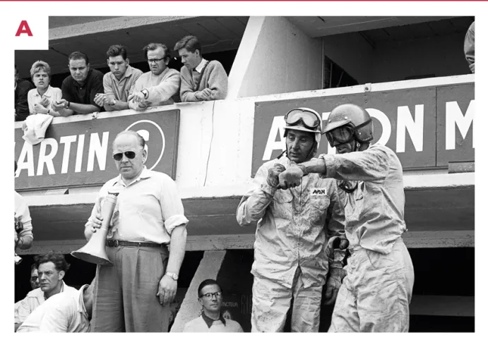 A. Der britische Fahrer Roy Salvadori (Mitte) und der Amerikaner Carroll Shelby (rechts) feiern ihren Sieg beim 24-Stunden-Rennen von Le Mans 1959.© IXO Collections SAS - Tous droits réservés. 